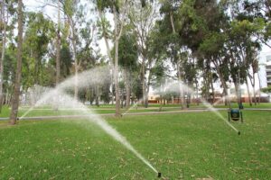Algunos distritos limeños lograron hacer un uso eficiente del agua en el mantenimiento de sus áreas verdes gracias a que emplearon el riego tecnificado.