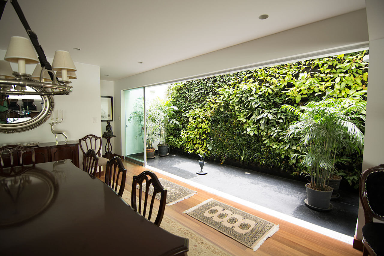 La green wall instalada por Gania en el interior de una vivienda multifamiliar para el Grupo Chacarilla brinda confort físico y emocional a residentes y visitantes.