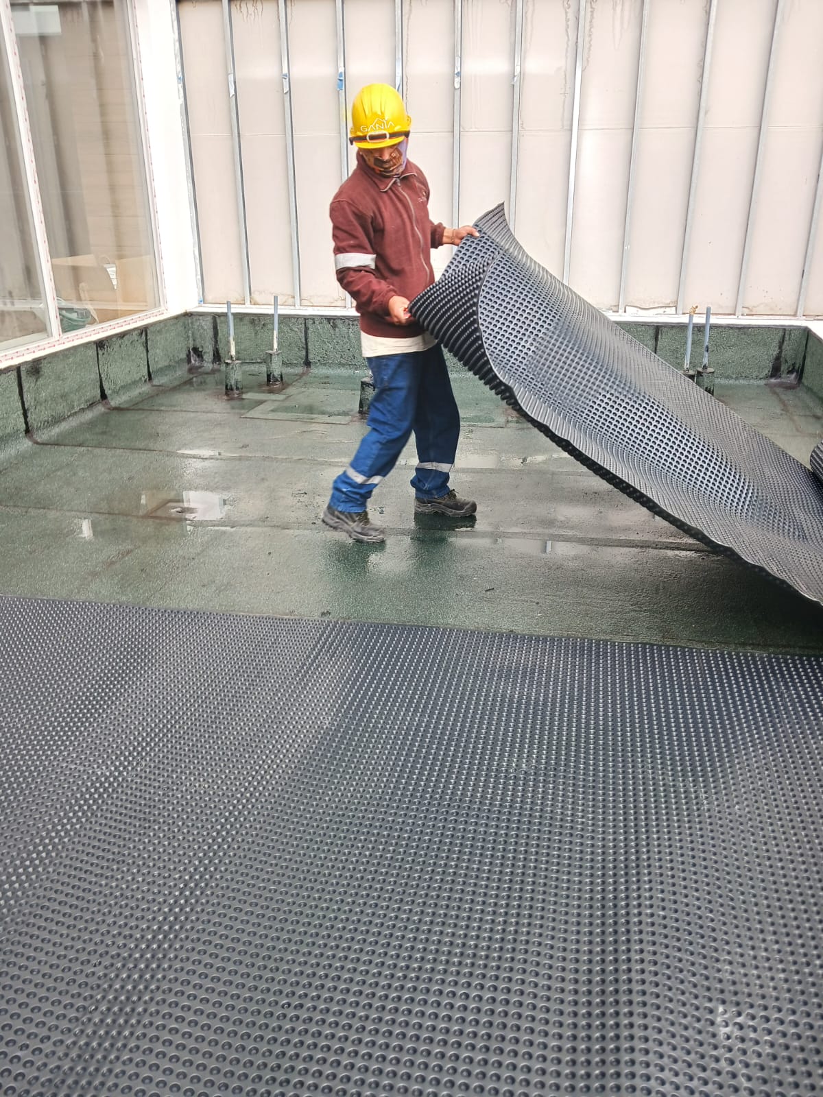 Esta capa evita que el agua se estanque y deteriore las plantas.